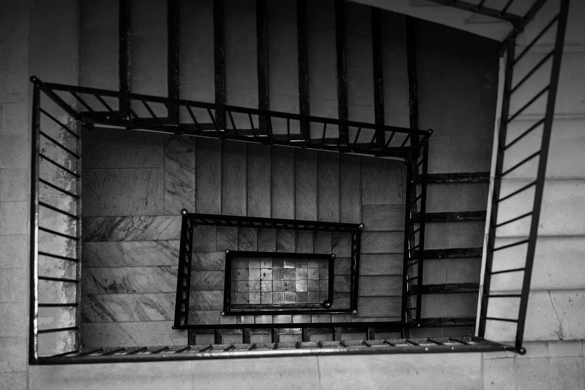 Escalera del edificio del despacho